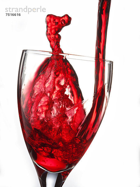 Rotwein wird in ein Glas geworfen