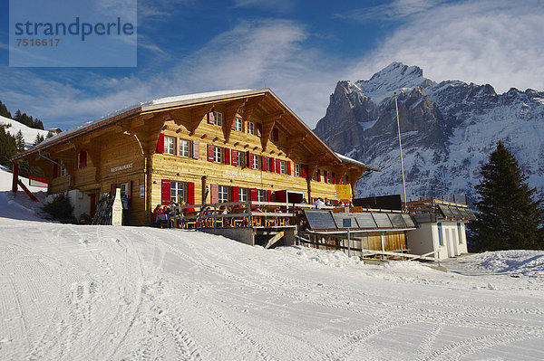 Schweizer Chalet auf alpiner Piste im Winter  in der Nähe von Bort  Grindelwald  Schweizer Alpen  Schweiz  Europa