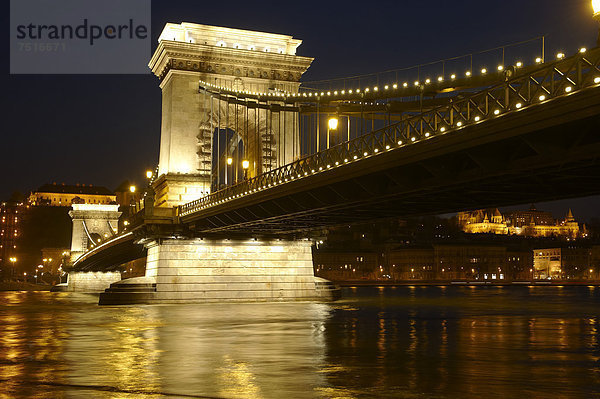Kettenbrücke  SzÈchenyi l·nchÌd  über die Donau  bei Nacht  Budapest  Ungarn  Europa