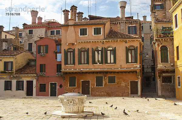 Europa Quadrat Quadrate quadratisch quadratisches quadratischer Schornstein Ziehbrunnen Brunnen Venetien Italien
