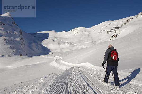 Nordic Walking im Schnee in den Bergen in der Nähe von Grindelwald First  Schweizer Alpen  Schweiz  Europa