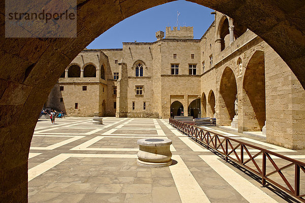 Innenhof aus dem 14. Jahrhundert  mittelalterlicher Palast der Großmeister des Johanniterordens  Rhodos  UNESCO Weltkulturerbe  Griechenland  Europa