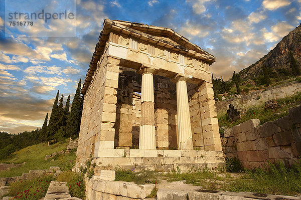 Das rekonstruierte Schatzhaus der Athener  gebaut um den Sieg der Schlacht von Marathon zu feiern  Ausgrabungsstätte  Delphi  Griechenland  Europa