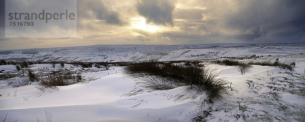 Schnee auf Blakey Ridge mit Blick auf Farndale  North York Moors National Park  Yorkshire  England  Großbritannien  Europa