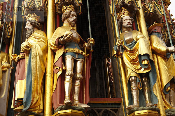 Detailaufnahme der gotischen Statuen des Schönen Brunnens  Nürnberg  Bayern  Deutschland  Europa