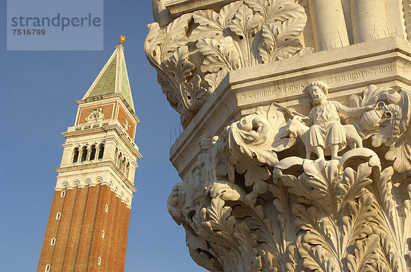 Campanile  Turm und Skulptur-Relief auf einer Säule  Dogenpalast  Markusplatz  Venedig  Italien  Europa