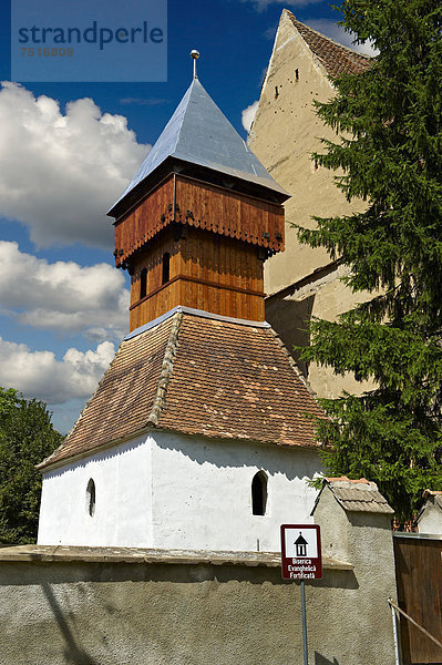 Glockenturm der siebenburgischen Kirchenburg von Atel  Sibiu  Siebenbürgen  Rumänien  Europa