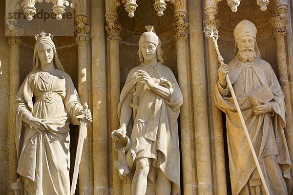 Neo-gotische Statuen an der Mariahimmelfahrts-Kathedrale von Zagreb  Kroatien  Europa