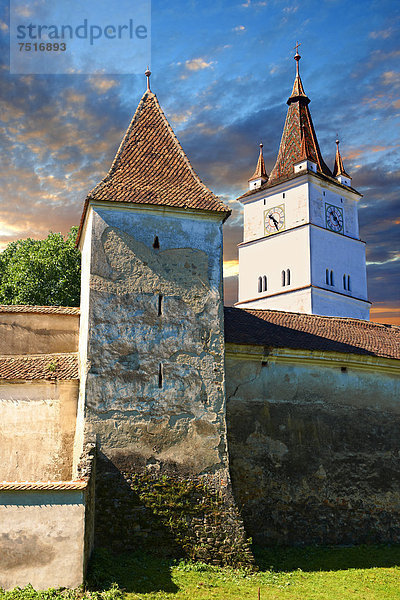 Romanische mittelalterliche Wehrkirche von Harman mit einem Glockenturm aus dem 14. Jahrhundert  UNESCO Weltkulturerbe  Brasov  Siebenbürgen  Rumänien  Europa