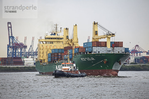 Schlepper zieht Containerschiff auf der Elbe  Hamburg  Deutschland  Europa