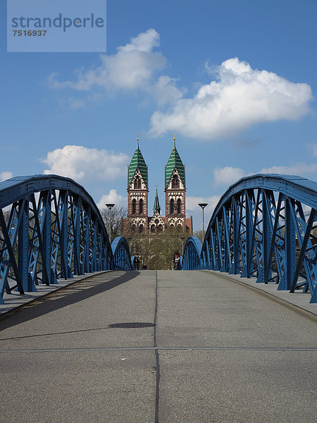 Brücke mit Blick auf Herz-Jesu-Kirche  Stadtteil Stühlinger  Freiburg im Breisgau  Baden-Württemberg  Deutschland  Europa