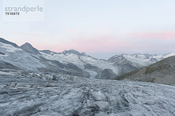 Großvenediger  Morgenrot über dem Gletscher Obersulzbachkees  bei Neukirchen am Großvenediger  Venedigergruppe  Hohe Tauern  Alpen  Bundesland Salzburg  Österreich  Europa