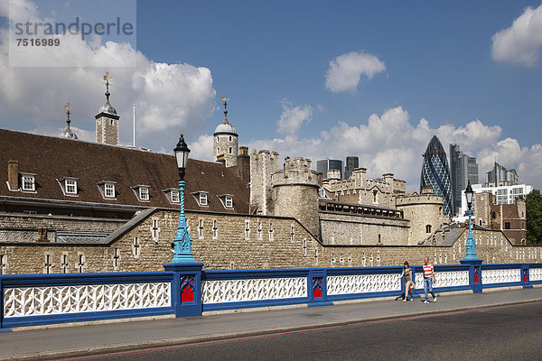 Tower of London  hinten der Swiss Re Tower  The Gherkin  London  England  Großbritannien  Europa