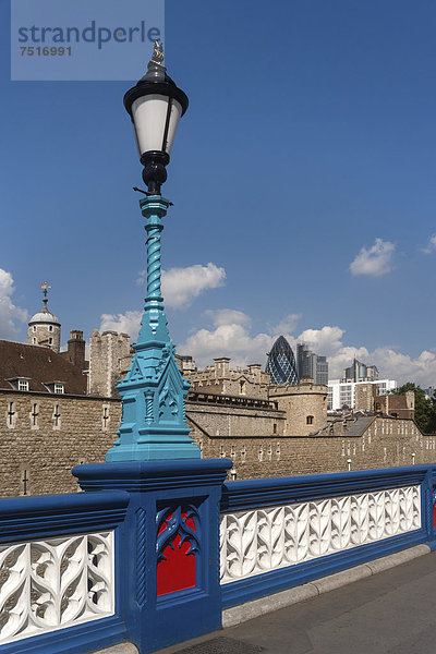 Tower Of London  Geländer mit Laterne  hinten der Swiss Re Tower  The Gherkin  London  England  Großbritannien  Europa
