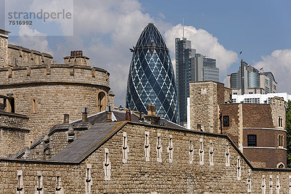 Tower Of London  hinten der Swiss Re Tower  The Gherkin  London  England  Großbritannien  Europa