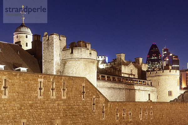 Tower of London in der Dämmerung  hinten der Swiss Re Tower  The Gherkin  London  England  Großbritannien  Europa