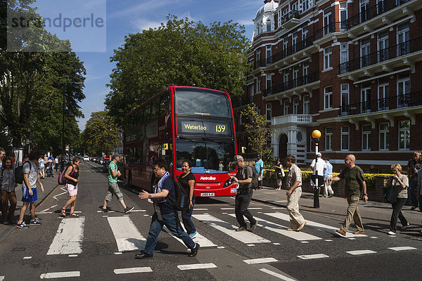 Touristen auf dem Zebrastreifen des bekannten Beatles-Covers  Abbey Road  London  England  Großbritannien  Europa