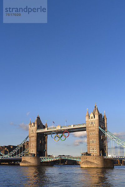 Olympische Ringe  Tower Bridge  Themse  London  England  Großbritannien  Europa