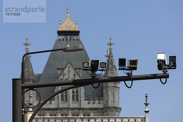 Überwachungskameras  Videoüberwachung  Tower Bridge  Turm  London  England  Großbritannien  Europa