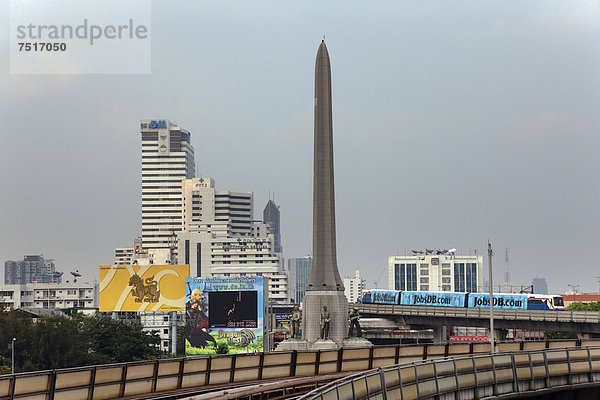 Victory Monument  Siegessäule  Skytrain  Bezirk Ratchathewi  Bangkok  Thailand  Asien