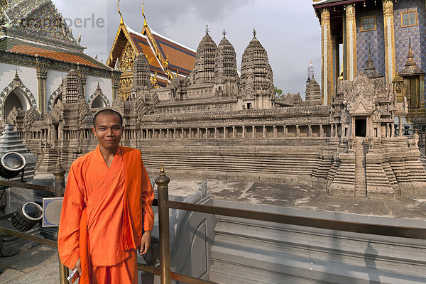 Mönch vor dem Modell von Angkor Wat  Obere Terrasse  Wat Phra Kaeo  Krung Thep  Bangkok  Thailand  Asien