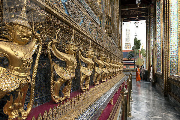 Garuda mit Nagas  vogelähnliches Fabelwesen an der Kapelle des Smaragd-Buddha  Tempel des Wat Phra Kaeo  Krung Thep  Bangkok  Thailand  Asien