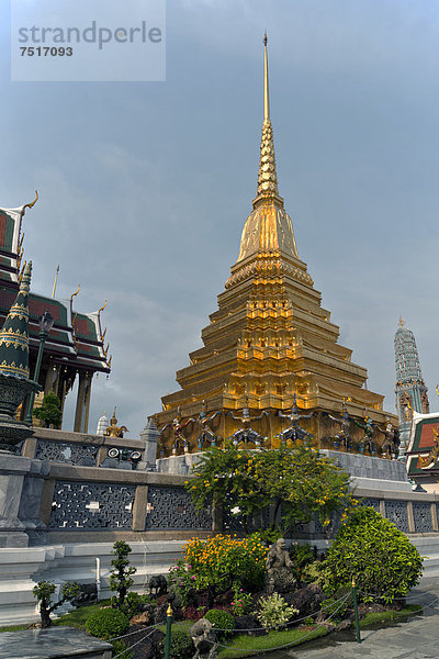 Goldener Chedi  Karyatiden Wächter  Wat Phra Kaeo  Krung Thep  Bangkok  Thailand  Asien