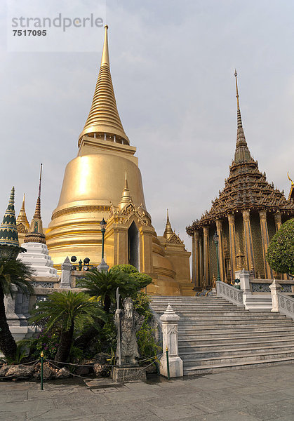 Phra Sri Rattana Chedi und Phra Mondop  Wat Phra Kaeo  Krung Thep  Bangkok  Thailand  Asien