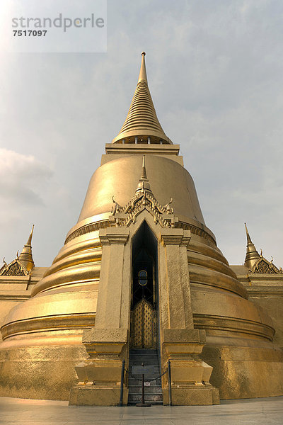 Eingang des Phra Sri Rattana Chedi  Wat Phra Kaeo  Krung Thep  Bangkok  Thailand  Asien