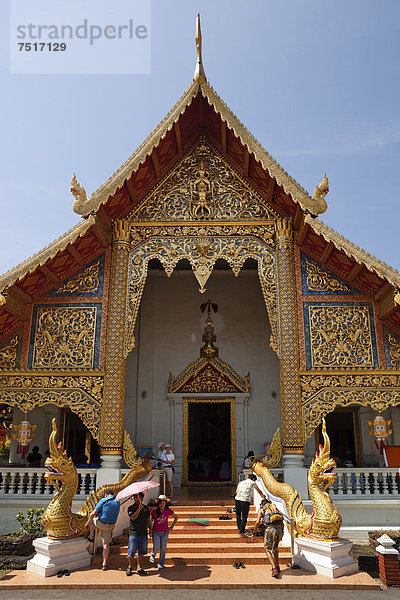 Viharn Luang  Naga am Eingang  Wat Phra Singh  Chiang Mai  Nordthailand  Thailand  Asien