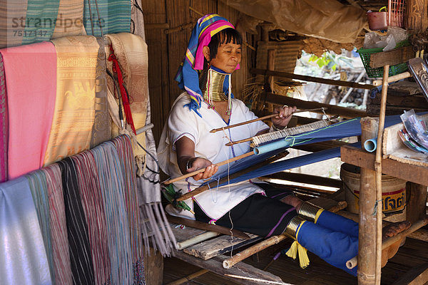 Padaung Langhals-Frau mit Halsringen beim Weben eines Gewandes  Hilltribes  Bergvölker  Chiang Rai  Nordthailand  Thailand  Asien