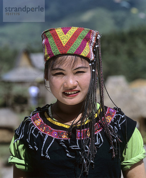 Miao Mädchen in ethnischer Tracht  Portrait  Hainan  China  Asien