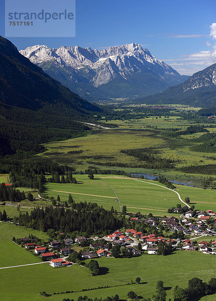 Eschenlohe  Panoramablick vom Heldenkreuz  Wettersteingebirge  Loisach  Loisachtal  Werdenfels  Oberbayern  Bayern  Deutschland  Europa