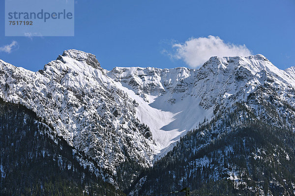 Hohe Kiste und Archtalkopf  Kistenkar  Estergebirge  Blick von Eschenlohe  Winter  Oberbayern  Bayern  Deutschland  Europa