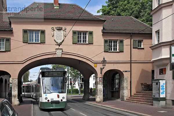 Fischertor  Straßenbahn  Augsburg  Schwaben  Bayern  Deutschland  Europa