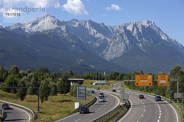 B2 am Tunnelausgang und Ortseingang von Garmisch-Partenkirchen  Verkehrsführung  Strassen  Oberbayern  Bayern  Deutschland  Europa