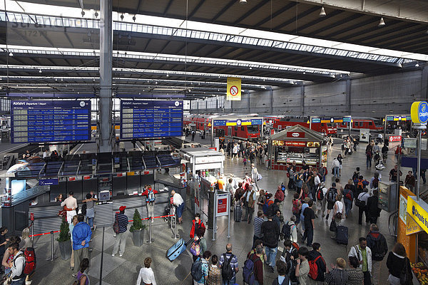 Hauptbahnhof  Bahnhofshalle  München  Oberbayern  Bayern  Deutschland  Europa