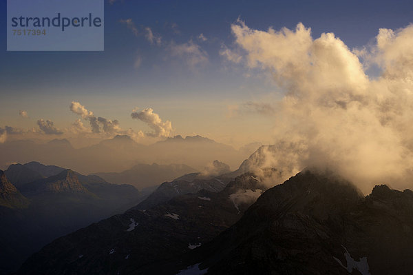 Bergpanorama im Abendlicht mit Wolkenhimmel  Warth  Vorarlberg  Österreich  Europa