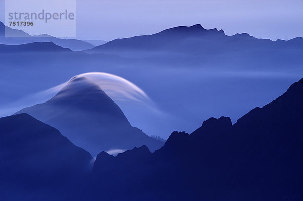Berggipfel zur blauen Stunde mit Wolkenwalze  Warth  Vorarlberg  Österreich  Europa
