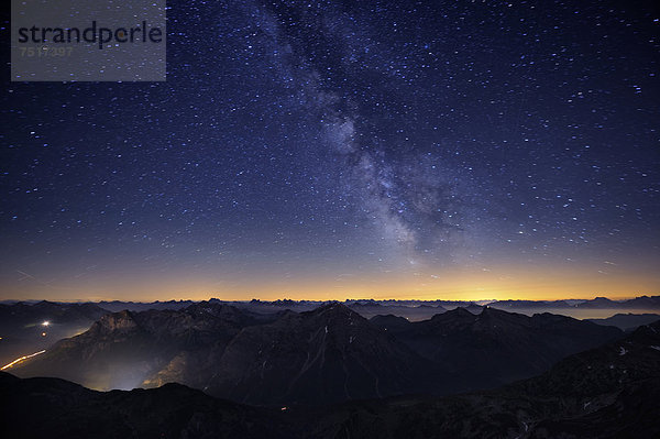 Bergpanorama im Abendlicht mit Milchstraße und Sternen  Warth  Vorarlberg  Österreich  Europa