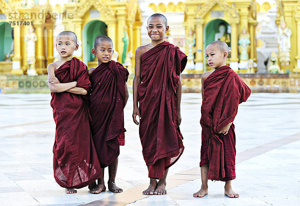 Buddhistische Novizen in Kloster  Myanmar  Birma  Burma  Südostasien  Asien
