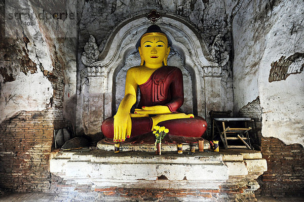 Alter Buddha in Tempel in Amarapura bei Mandalay  Myanmar  Birma  Burma  Südostasien  Asien