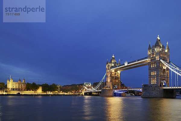 Tower Bridge  links davon Türme des Tower of London bei Dämmerung  London  England  Großbritannien  Europa