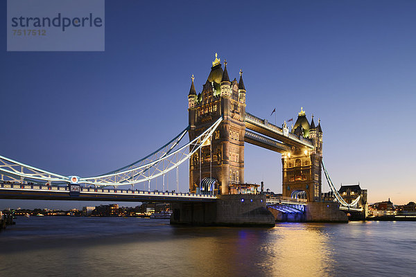 Tower Bridge im Licht der Dämmerung  London  England  Großbritannien  Europa