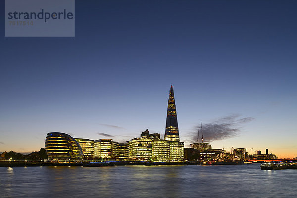 City Hall  entworfen von Norman Foster  und der Shard oder London Bridge Wolkenkratzer von Renzo Piano  im Licht der Dämmerung  London  England  Großbritannien  Europa