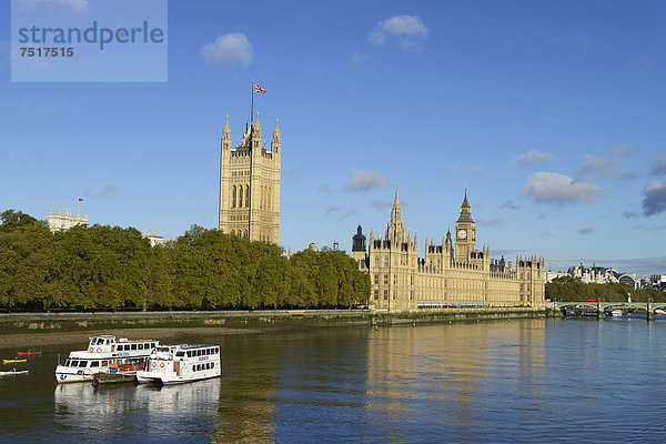 Fluss Themse mit dem Palast von Westminster oder Häuser des Parlaments und Big Ben  London  England  Großbritannien  Europa