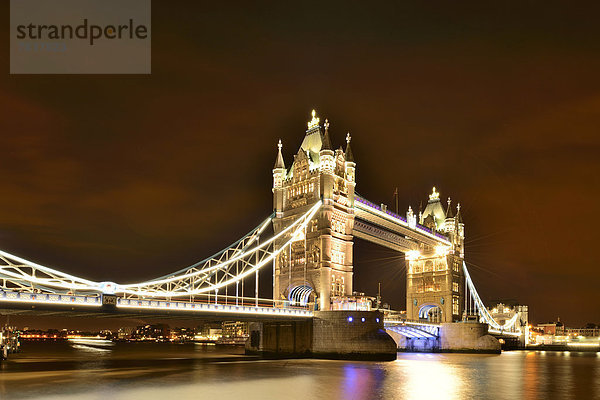 Tower Bridge bei Nacht  London  England  Großbritannien  Europa