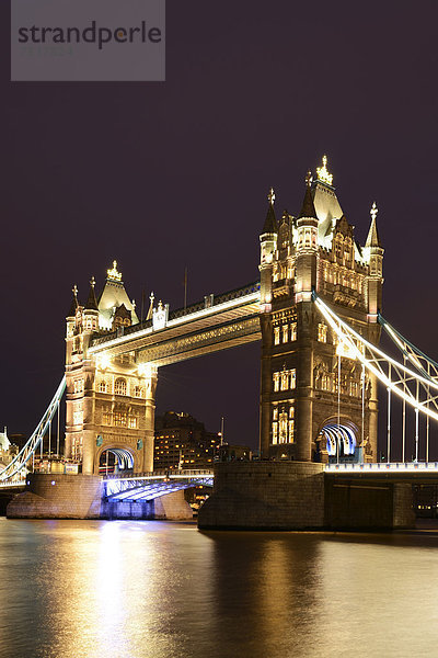 Tower Bridge bei Nacht  London  England  Großbritannien  Europa