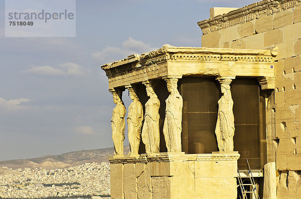 Südliche Säulenhalle des Erechtheion-Tempels mit den Karyatiden  Akropolis  Athen  Griechenland  Europa