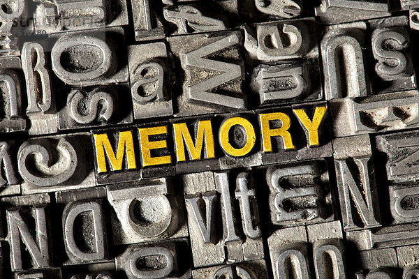 'Alte Bleilettern bilden das englische Wort ''MEMORY'''